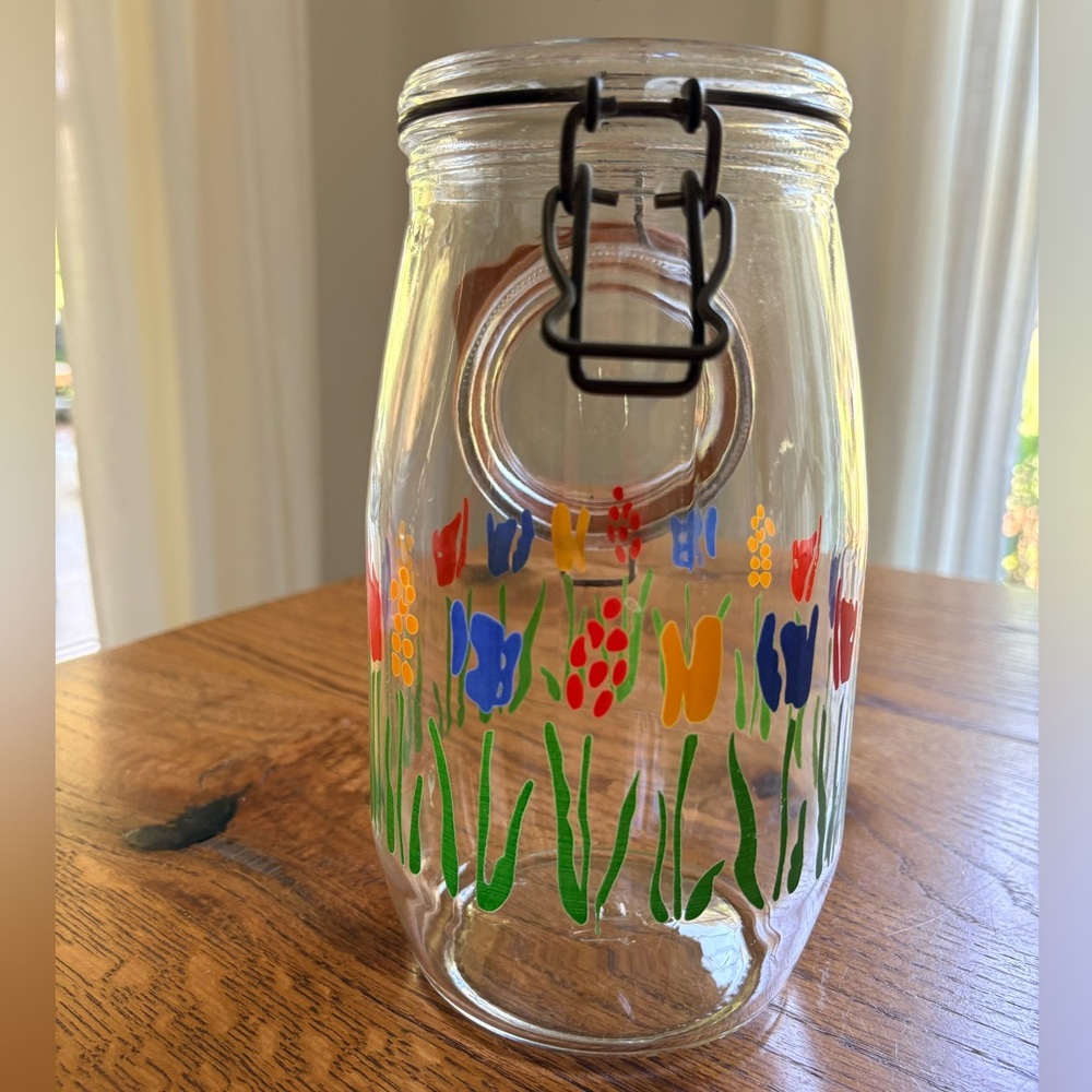 Vintage Arc 1.2L clamp jar with flowers- made in France- ~9 inches - Picture 7 of 16